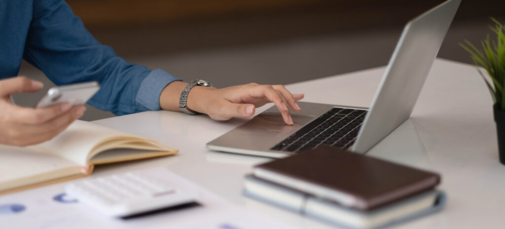 a-businesswoman-using-an-online-banking-program-in-2022-10-04-00-18-24-utc.jpg